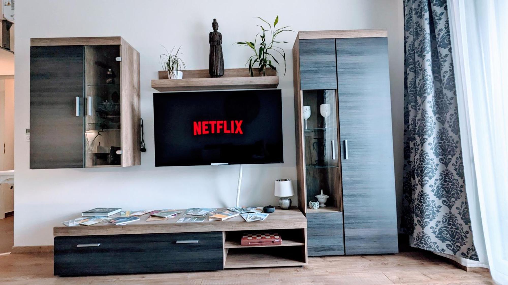 E2 Luxury Oldtown Apt - 2X Parking, Foodstore, Pcscreen, Netflix, Unlimited Music, Crib, Babychair, Fastwifi, Aircon Кошице Экстерьер фото